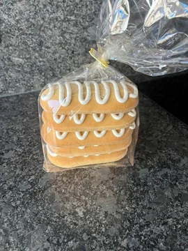 Langwerpige Grootmoeders koeken met suikerdecoratie